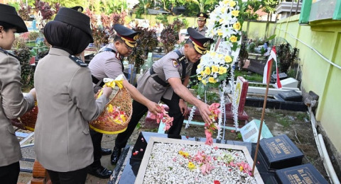 Polda Jambi Gelar Upacara Ziarah Rombongan di TPU Paal Merah